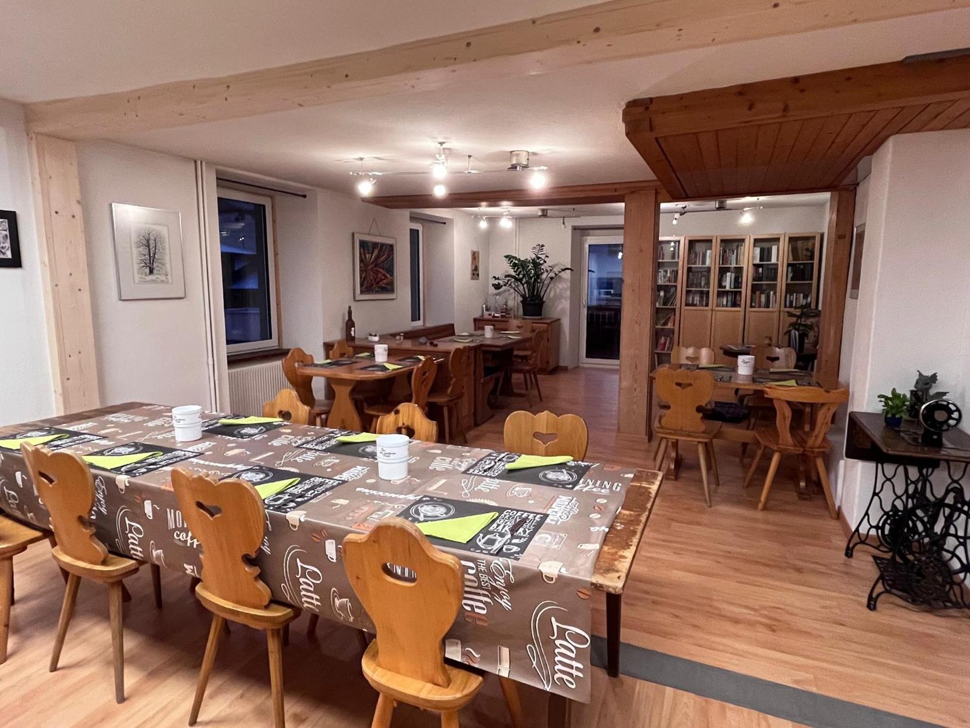 Chrona Bed & Breakfast Jenaz Bagian luar foto