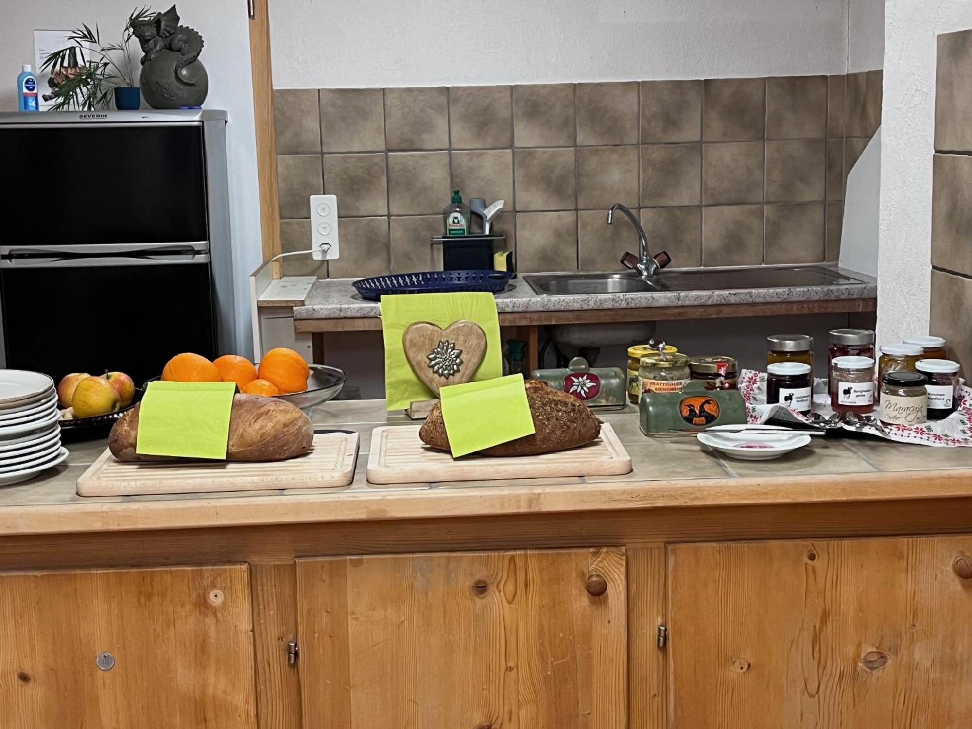 Chrona Bed & Breakfast Jenaz Bagian luar foto